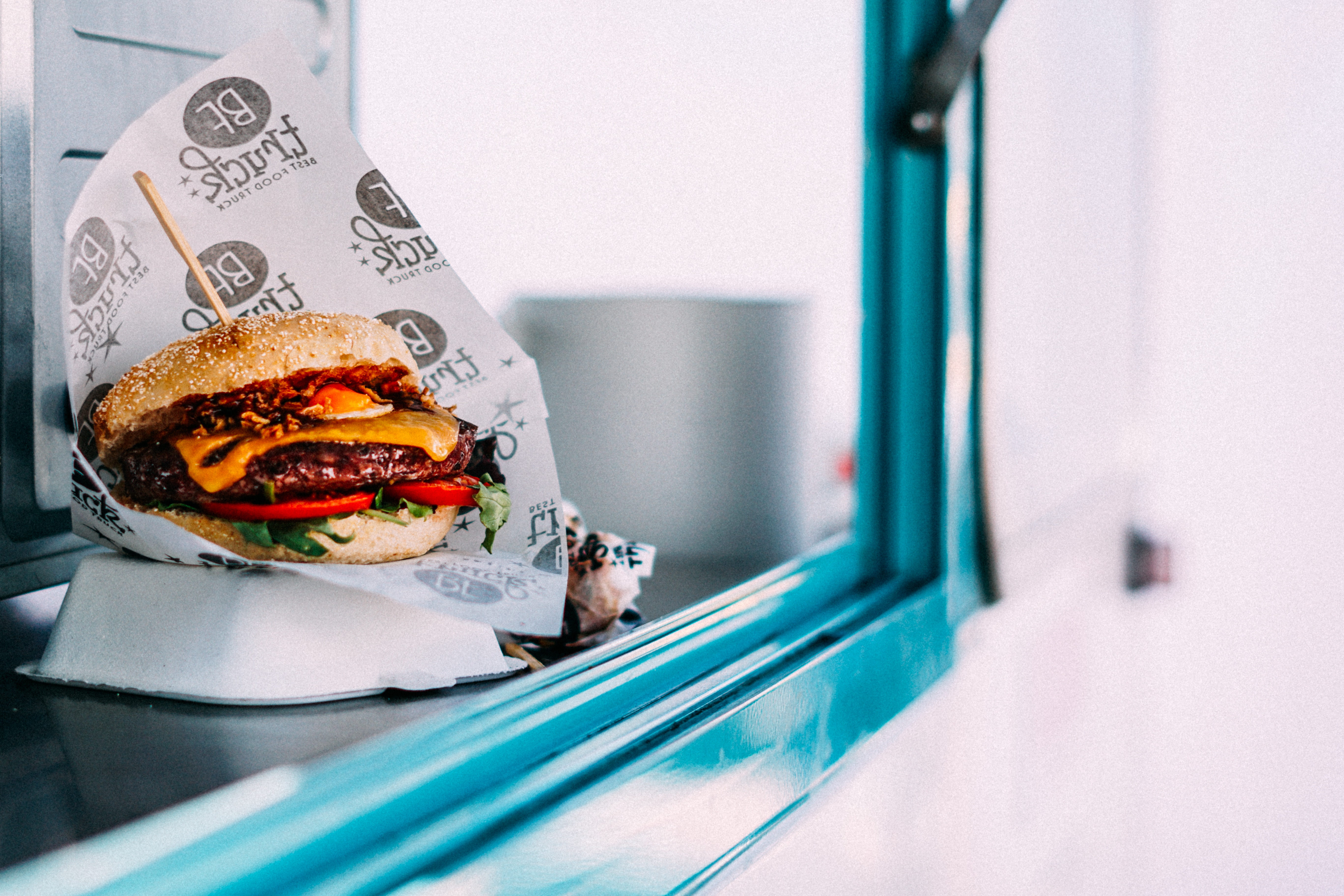 Burgare i en Food Truck
